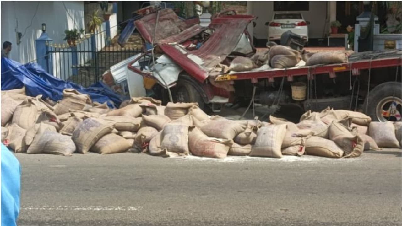 ലോറി നിയന്ത്രണം വിട്ട് മതിലിലും മരത്തിലും ഇടിച്ചുകയറി; ഡ്രൈവർക്ക് ദാരുണാന്ത്യം ലോറി നിയന്ത്രണം വിട്ട് മതിലിലും മരത്തിലും ഇടിച്ചുകയറി; ഡ്രൈവർക്ക് ദാരുണാന്ത്യം