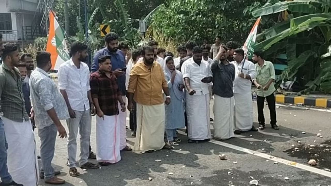 'പാർട്ട് ടൈം എംഎൽഎയ്ക്ക് വെളിവുണ്ടാകട്ടെ'; കൊല്ലത്ത് തേങ്ങയുടച്ച് പ്രതിഷേധവുമായി യൂത്ത് കോൺഗ്രസ് 'പാർട്ട് ടൈം എംഎൽഎയ്ക്ക് വെളിവുണ്ടാകട്ടെ'; കൊല്ലത്ത് തേങ്ങയുടച്ച് പ്രതിഷേധവുമായി യൂത്ത് കോൺഗ്രസ്