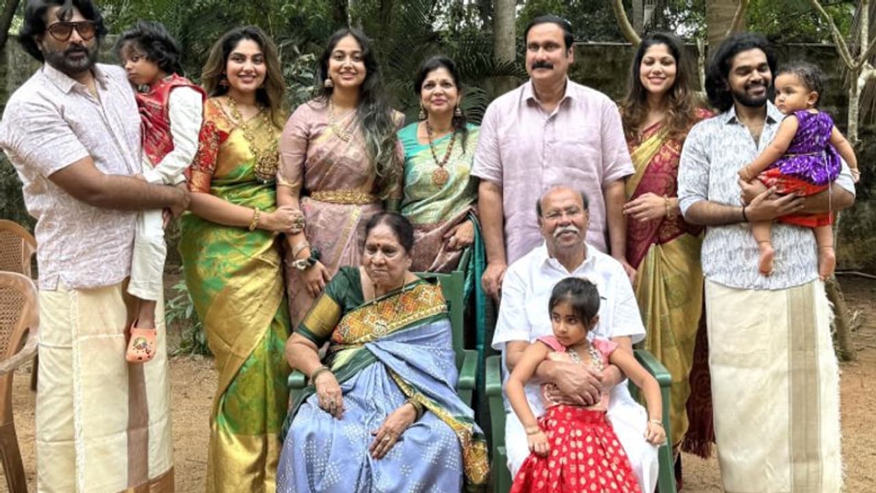 "உழவர் உயரட்டும்.. மாற்றம் மலரட்டும்" குடும்பத்தோடு பொங்கல் வைத்து கொண்டாடி வாழ்த்து சொன்ன அன்புமணி ராமதாஸ்! "உழவர் உயரட்டும்.. மாற்றம் மலரட்டும்" குடும்பத்தோடு பொங்கல் வைத்து கொண்டாடி வாழ்த்து சொன்ன அன்புமணி ராமதாஸ்!