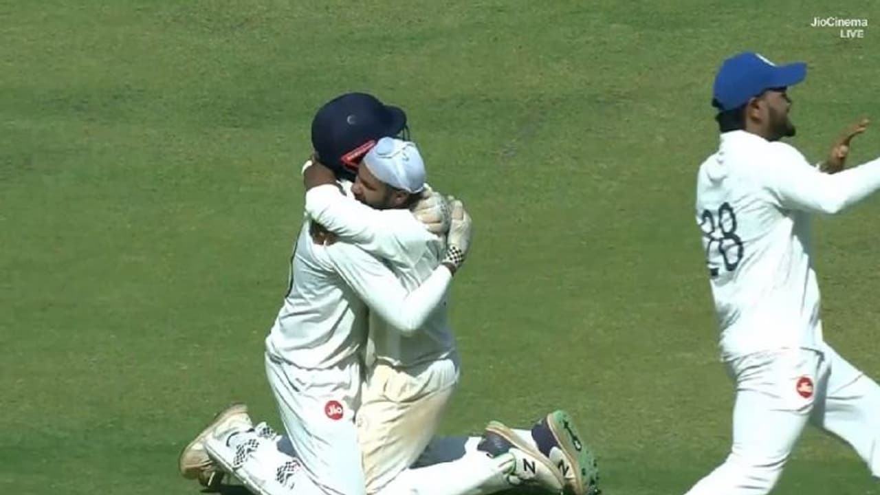 Ranji Trophy: ಗುಜರಾತ್ ಮೇಲೆ ಕರ್ನಾಟಕ್ಕೆ ಇದೆಂಥ ಸೋಲು; ಕೈಯಲ್ಲಿದ್ದ ಪಂದ್ಯ ಕೈಚೆಲ್ಲಿದ ರಾಜ್ಯ ತಂಡ..!