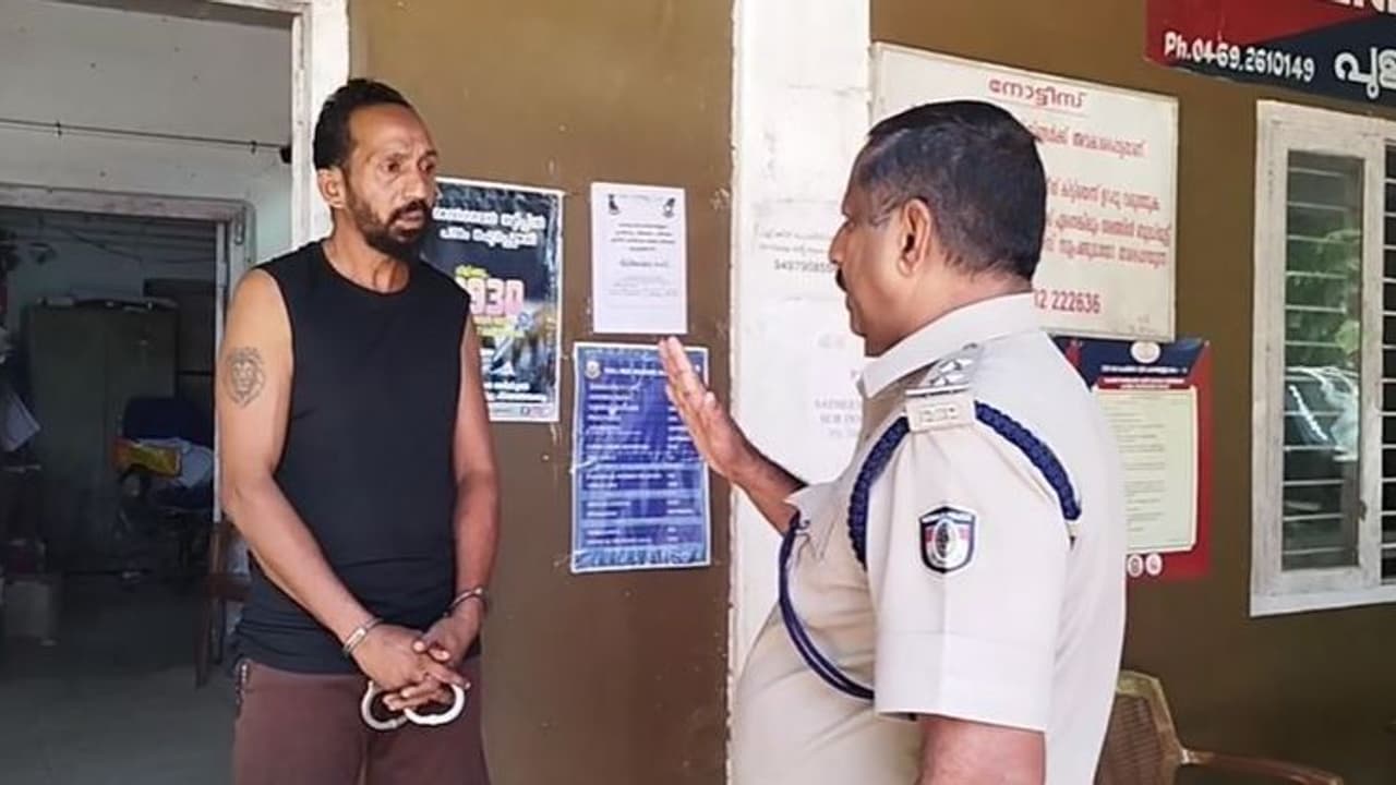 കേരളം തന്നെ! വീയപുരത്ത് ഗുണ്ടാപ്പിരിവ് നൽകാത്തതിന്റെ പേരിൽ 61കാരനെ കരിങ്കല്ല് വച്ച് തലയ്ക്കടിച്ചു, പിടിയിൽ കേരളം തന്നെ! വീയപുരത്ത് ഗുണ്ടാപ്പിരിവ് നൽകാത്തതിന്റെ പേരിൽ 61കാരനെ കരിങ്കല്ല് വച്ച് തലയ്ക്കടിച്ചു, പിടിയിൽ