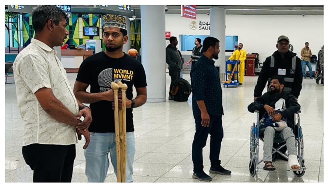 കിടപ്പാടം ജപ്തി ഭീഷണിയിൽ, ജോലി നിയമക്കുരുക്കിൽ, രോഗവും; ദുരിതപെയ്ത്തിൽ മലയാളിയെ ചേർത്തുപിടിച്ച് പ്രവാസി സമൂഹം കിടപ്പാടം ജപ്തി ഭീഷണിയിൽ, ജോലി നിയമക്കുരുക്കിൽ, രോഗവും; ദുരിതപെയ്ത്തിൽ മലയാളിയെ ചേർത്തുപിടിച്ച് പ്രവാസി സമൂഹം