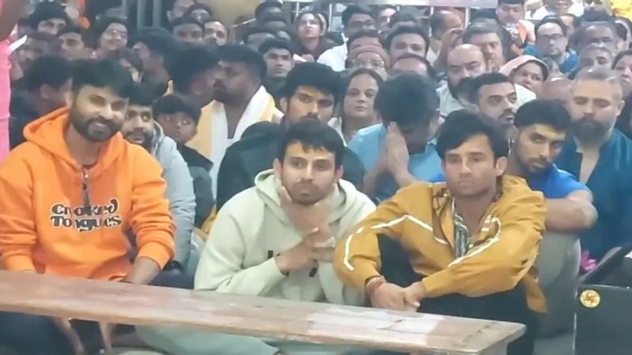 மஹாகாலேஷ்வர் கோயிலில் பாஸ்ம ஆர்த்தி நிகழ்ச்சியில் கலந்து கொண்ட இந்திய வீரர்கள் – வைரலாகும் வீடியோ! மஹாகாலேஷ்வர் கோயிலில் பாஸ்ம ஆர்த்தி நிகழ்ச்சியில் கலந்து கொண்ட இந்திய வீரர்கள் – வைரலாகும் வீடியோ!