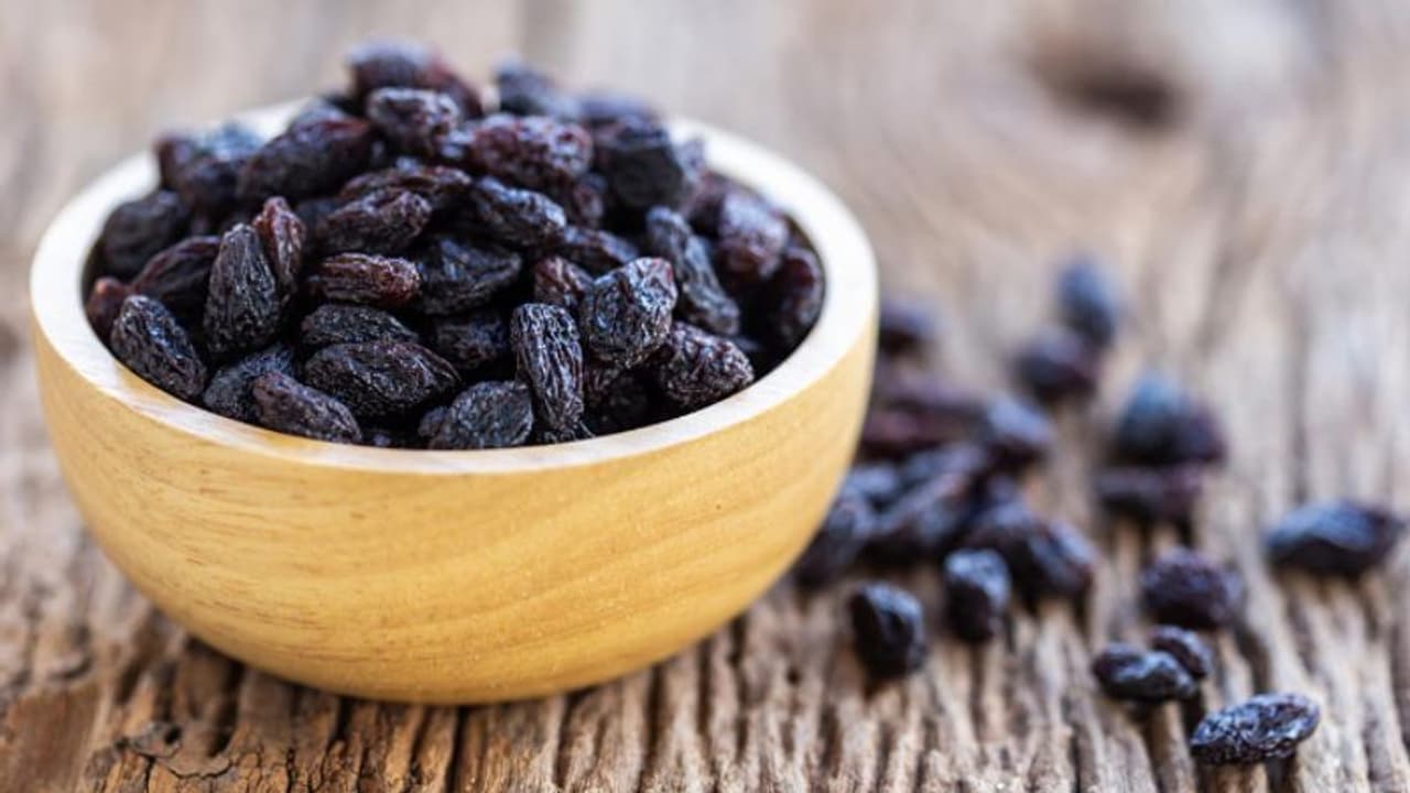 രാവിലെ വെറും വയറ്റിൽ കുതിർത്ത ഉണക്കമുന്തിരി കഴിക്കൂ; ഈ നാല് ആരോഗ്യ പ്രശ്നങ്ങളെ തടയാം... രാവിലെ വെറും വയറ്റിൽ കുതിർത്ത ഉണക്കമുന്തിരി കഴിക്കൂ; ഈ നാല് ആരോഗ്യ പ്രശ്നങ്ങളെ തടയാം...