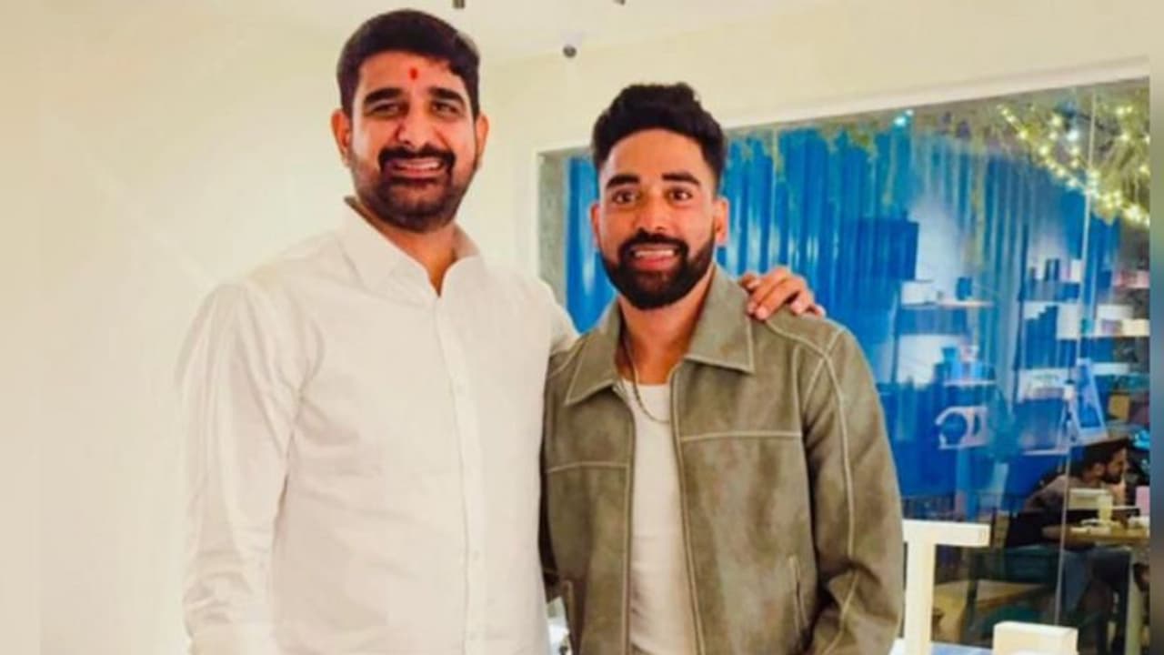 TS News: క్రికెటర్ సిరాజ్ను కలిసిన ఎమ్మెల్యే పాడి కౌశిక్.. ‘నా రికార్డు బ్రేక్ చేసినందుకు సంతోషంగా ఉంది’ TS News: క్రికెటర్ సిరాజ్ను కలిసిన ఎమ్మెల్యే పాడి కౌశిక్.. ‘నా రికార్డు బ్రేక్ చేసినందుకు సంతోషంగా ఉంది’