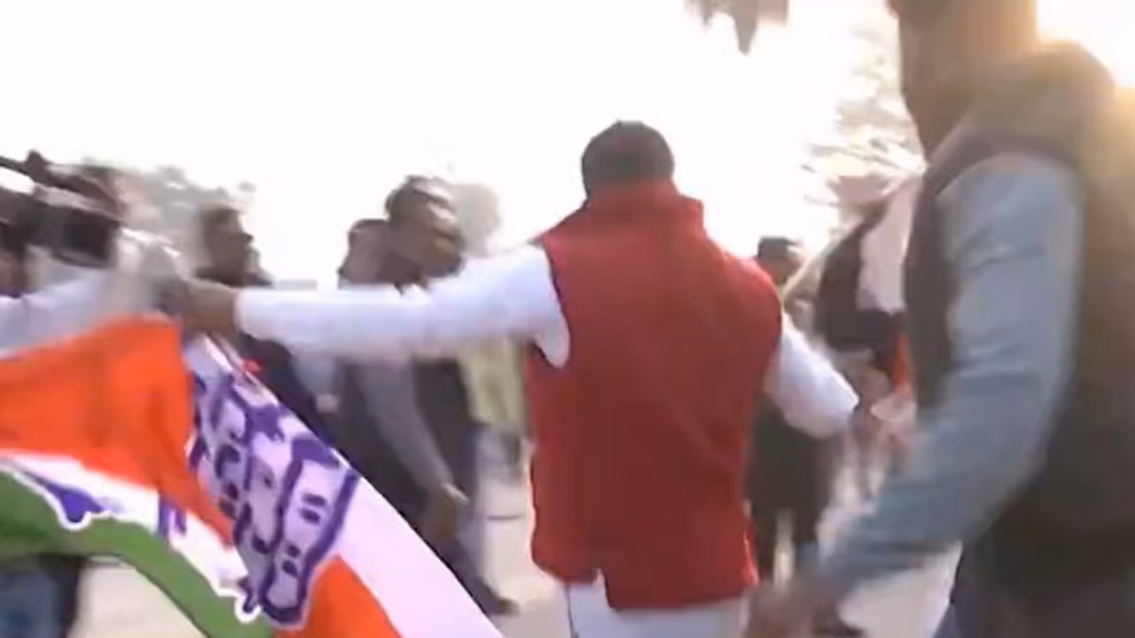 ರಾಮ ಮಂದಿರ ಆವರಣದಲ್ಲಿ ಕಾಂಗ್ರೆಸ್ ಧ್ವಜ ಹಾರಿಸುವ ಯತ್ನ, ಕಿತ್ತೆಸೆದ ಜನರ ಗುಂಪು!