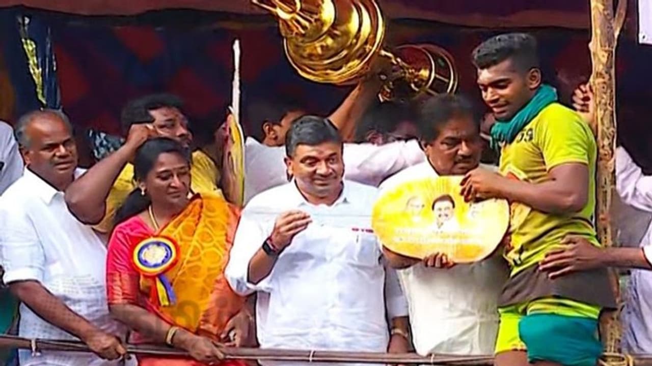 அவனியாபுரம் ஜல்லிக்கட்டு நாயகன்: யார் இந்த கார்த்திக்! அவனியாபுரம் ஜல்லிக்கட்டு நாயகன்: யார் இந்த கார்த்திக்!