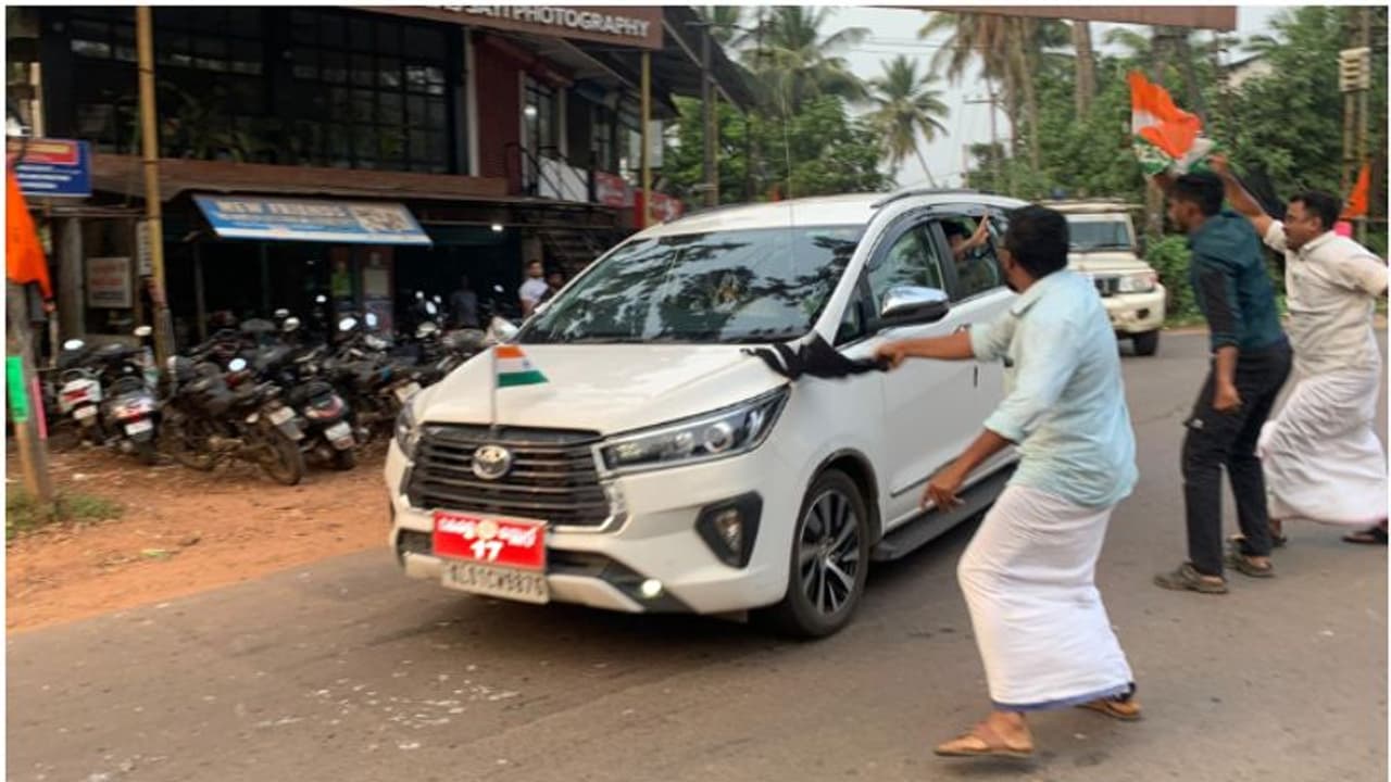 മന്ത്രിയുടെ വാഹനവ്യൂഹത്തിന് നേരെ കോഴിക്കോട് കരിങ്കൊടിയുമായി യൂത്ത് കോൺഗ്രസ്, കാരണം 'ഒരാഴ്ചയിൽ റോഡ് തകർന്നു' മന്ത്രിയുടെ വാഹനവ്യൂഹത്തിന് നേരെ കോഴിക്കോട് കരിങ്കൊടിയുമായി യൂത്ത് കോൺഗ്രസ്, കാരണം 'ഒരാഴ്ചയിൽ റോഡ് തകർന്നു'