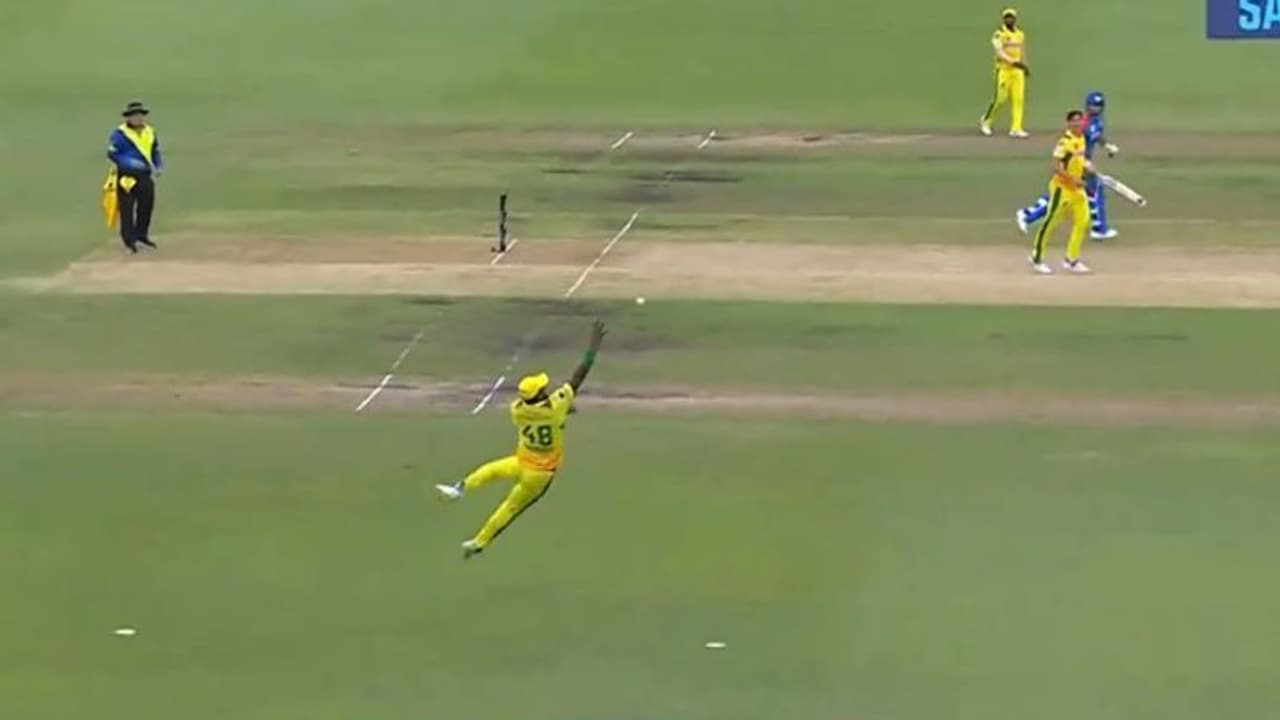 ഇതിനെ വെല്ലുന്നൊരു ക്യാച്ചുണ്ടോ, കാണാം ദക്ഷിണാഫ്രിക്കന് ടി20 ലീഗിലെ റൊമാരിയോ ഷെപ്പേർഡിന്റെ വണ്ടർ ക്യാച്ച് ഇതിനെ വെല്ലുന്നൊരു ക്യാച്ചുണ്ടോ, കാണാം ദക്ഷിണാഫ്രിക്കന് ടി20 ലീഗിലെ റൊമാരിയോ ഷെപ്പേർഡിന്റെ വണ്ടർ ക്യാച്ച്