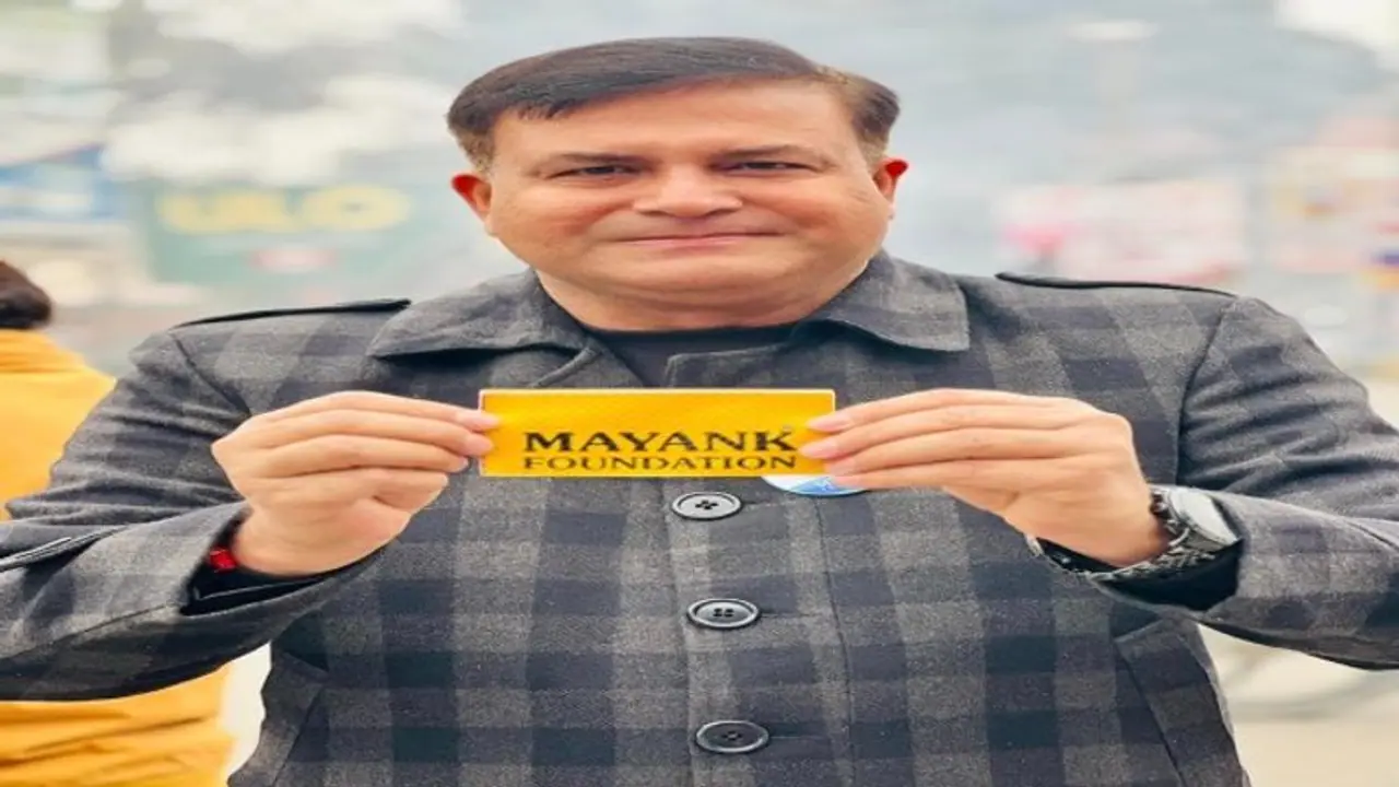 सड़क दुर्घटना में खोया बेटे को तो मुफ्त में हेलमेट और रिफ्लेक्टर बांटना शुरू किया पिता ने सड़क दुर्घटना में खोया बेटे को तो मुफ्त में हेलमेट और रिफ्लेक्टर बांटना शुरू किया पिता ने