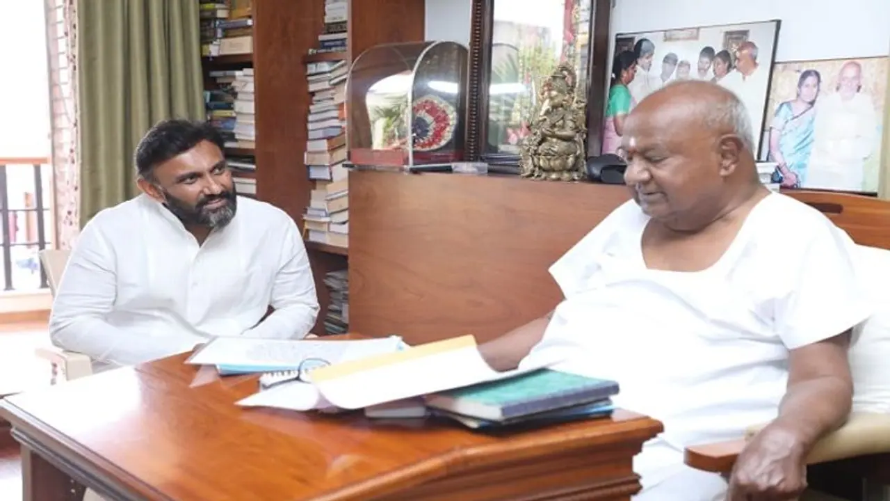 ದೇವೇಗೌಡ, ಕುಮಾರಸ್ವಾಮಿ ಜತೆ ಸುಧಾಕರ್ ಲೋಕಸಭೆ ಚರ್ಚೆ ದೇವೇಗೌಡ, ಕುಮಾರಸ್ವಾಮಿ ಜತೆ ಸುಧಾಕರ್ ಲೋಕಸಭೆ ಚರ್ಚೆ