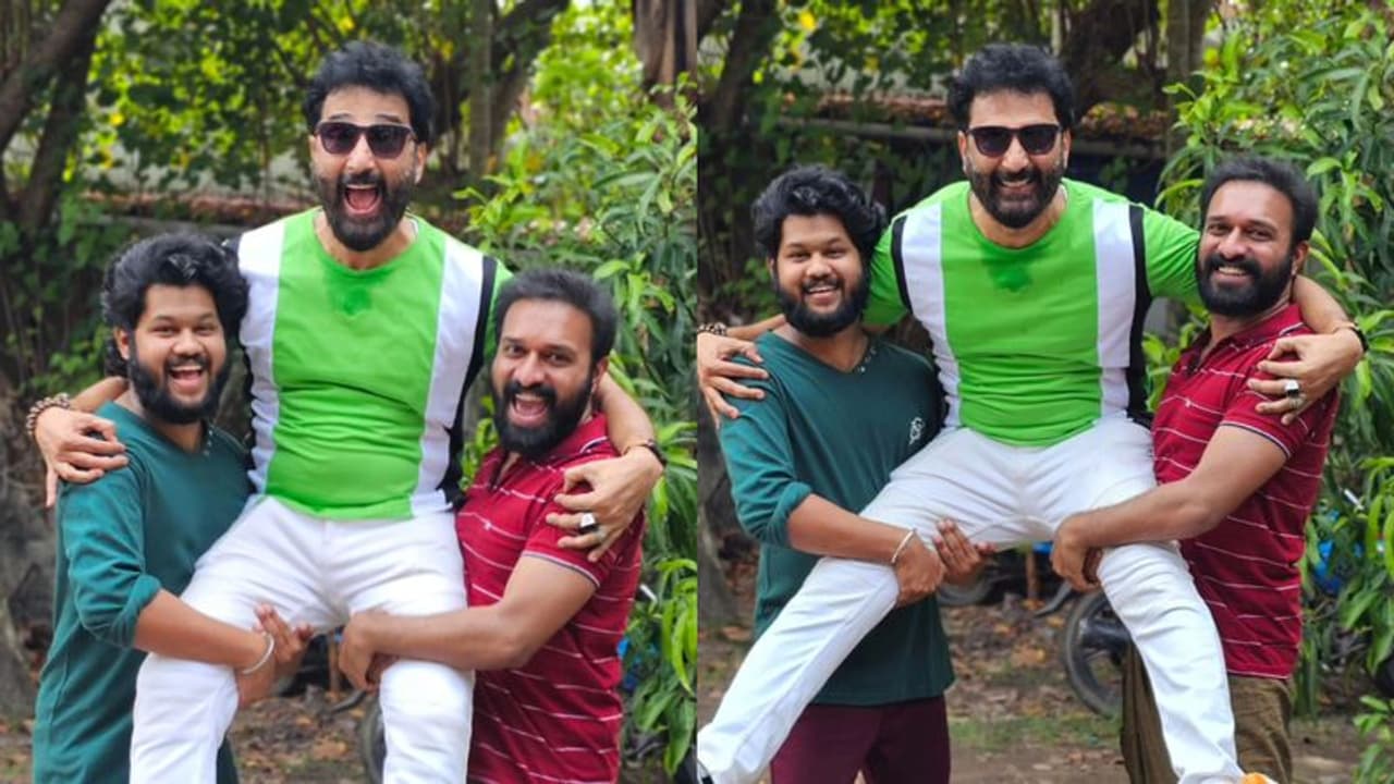 'പച്ച പരിഷ്കാരിയായ ബാലേട്ടന്' , വൈറലായി സാന്ത്വനം 'കുടുംബത്തിന്റെ' ചിത്രങ്ങൾ.! 'പച്ച പരിഷ്കാരിയായ ബാലേട്ടന്' , വൈറലായി സാന്ത്വനം 'കുടുംബത്തിന്റെ' ചിത്രങ്ങൾ.!