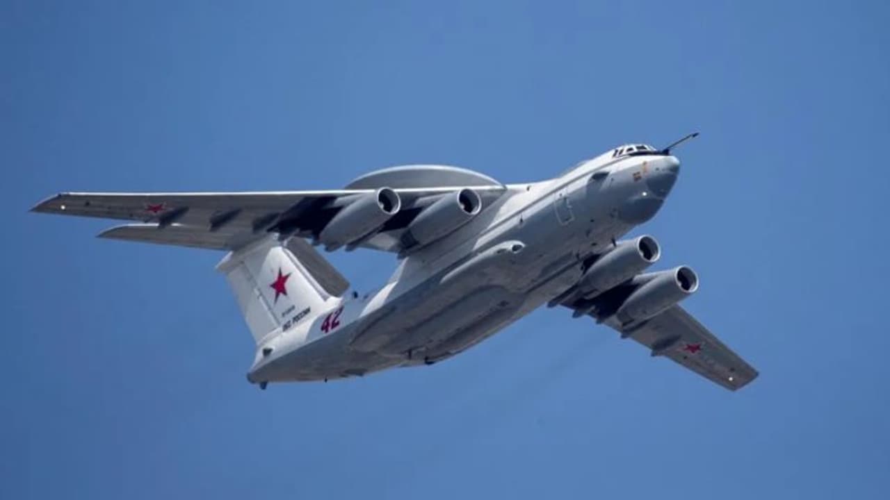 റഷ്യയുടെ സൂപ്പർ ചാരവിമാനം വെടിവച്ചിട്ടതായി യുക്രൈന്, വില 2500 കോടിയിലേറെ റഷ്യയുടെ സൂപ്പർ ചാരവിമാനം വെടിവച്ചിട്ടതായി യുക്രൈന്, വില 2500 കോടിയിലേറെ