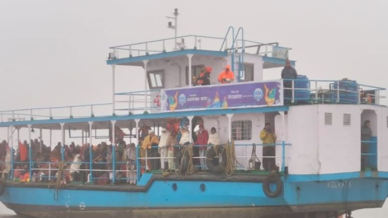 കനത്ത മൂടൽ മഞ്ഞിൽ കാഴ്ച മങ്ങി, ബോട്ട് നദിയിൽ കുടുങ്ങി ഒറ്റപ്പെട്ടത് ഗം​ഗാസാ​ഗർ തീർത്ഥാടനത്തിനെത്തിയവർ