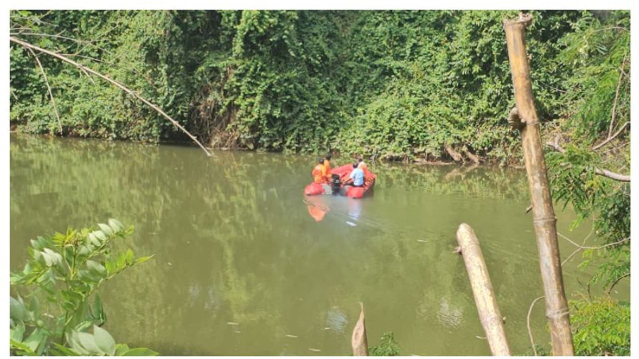 വാഹനം റോഡിൽ ഉപേക്ഷിച്ച ശേഷം യുവാവ് നദിയിൽ ചാടി മരിച്ചു വാഹനം റോഡിൽ ഉപേക്ഷിച്ച ശേഷം യുവാവ് നദിയിൽ ചാടി മരിച്ചു