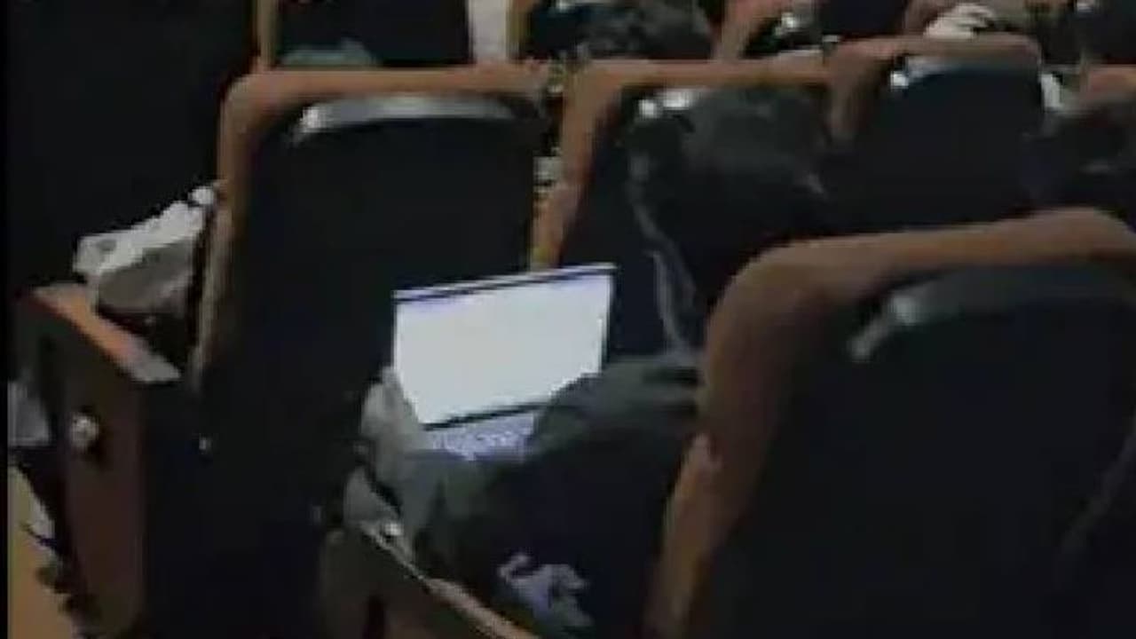 എന്താടാ വെറൈറ്റിയാണോ? പുലർച്ചെ സിനിമാതിയറ്ററിൽ ലാപ്ടോപ്പുമായി വന്നിരുന്ന് ജോലി ചെയ്യുന്ന യുവാവ് എന്താടാ വെറൈറ്റിയാണോ? പുലർച്ചെ സിനിമാതിയറ്ററിൽ ലാപ്ടോപ്പുമായി വന്നിരുന്ന് ജോലി ചെയ്യുന്ന യുവാവ്