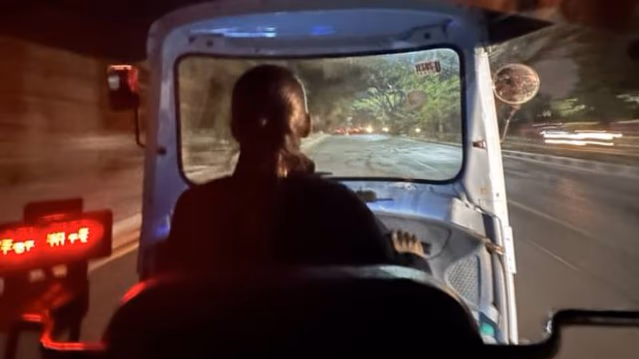 ഓട്ടോയിൽ പെൺഡ്രൈവർ, സന്തോഷമടക്കാനാവാതെ യുവതി, പോസ്റ്റ് വൈറൽ ഓട്ടോയിൽ പെൺഡ്രൈവർ, സന്തോഷമടക്കാനാവാതെ യുവതി, പോസ്റ്റ് വൈറൽ