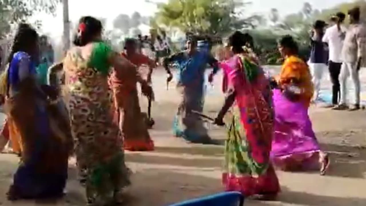 Huzurabad: సంక్రాంతి వేడుకలో విషాదం.. దాండియా ఆడుతూనే కుప్పకూలిన మహిళ, మృతి.. వీడియో వైరల్ Huzurabad: సంక్రాంతి వేడుకలో విషాదం.. దాండియా ఆడుతూనే కుప్పకూలిన మహిళ, మృతి.. వీడియో వైరల్