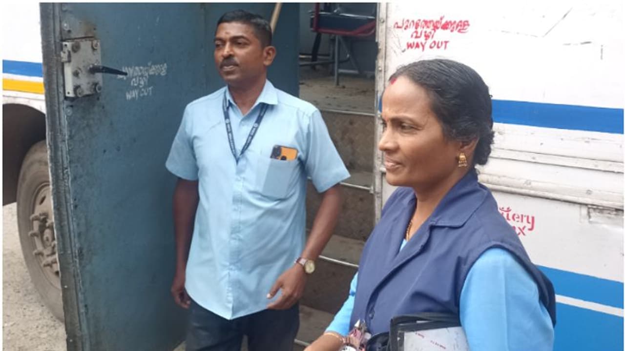 യാത്രക്കാരി കുഴഞ്ഞുവീണു, ആംബുലൻസായി കെഎസ്ആർടിസി ബസ്, ഹെഡ് ലൈറ്റിട്ടോടിയത് 12 കി.മീ, കൂടെ നിന്ന് യാത്രക്കാർ യാത്രക്കാരി കുഴഞ്ഞുവീണു, ആംബുലൻസായി കെഎസ്ആർടിസി ബസ്, ഹെഡ് ലൈറ്റിട്ടോടിയത് 12 കി.മീ, കൂടെ നിന്ന് യാത്രക്കാർ