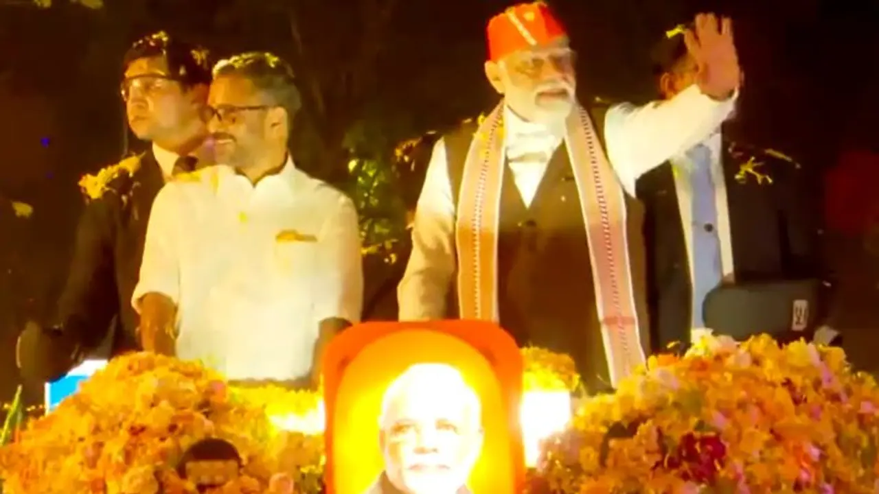 கேரளா சென்ற பிரதமர் மோடி! கொச்சியில் நடந்த பிரம்மாண்ட பேரணியில் உற்சாக வரவேற்பு! கேரளா சென்ற பிரதமர் மோடி! கொச்சியில் நடந்த பிரம்மாண்ட பேரணியில் உற்சாக வரவேற்பு!