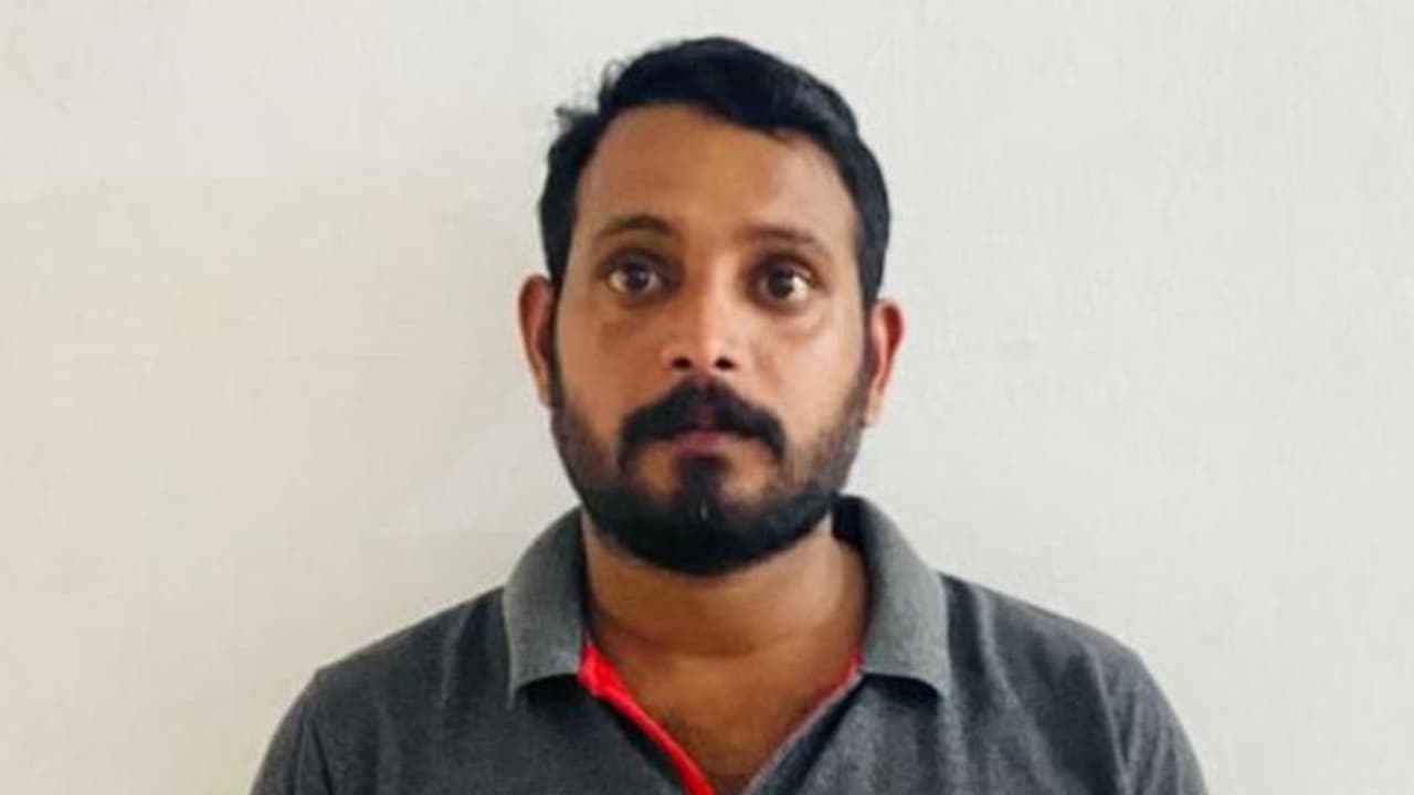 കോഴിക്കോട്ട് യുവാവ് വന്നത് ടൈൽ ജോലിക്ക്, ബാങ്കിലെ ബാധ്യത തീര്ക്കാൻ തെരഞ്ഞെടുത്തത് ക്രൂരമായ വഴി, അറസ്റ്റ് കോഴിക്കോട്ട് യുവാവ് വന്നത് ടൈൽ ജോലിക്ക്, ബാങ്കിലെ ബാധ്യത തീര്ക്കാൻ തെരഞ്ഞെടുത്തത് ക്രൂരമായ വഴി, അറസ്റ്റ്