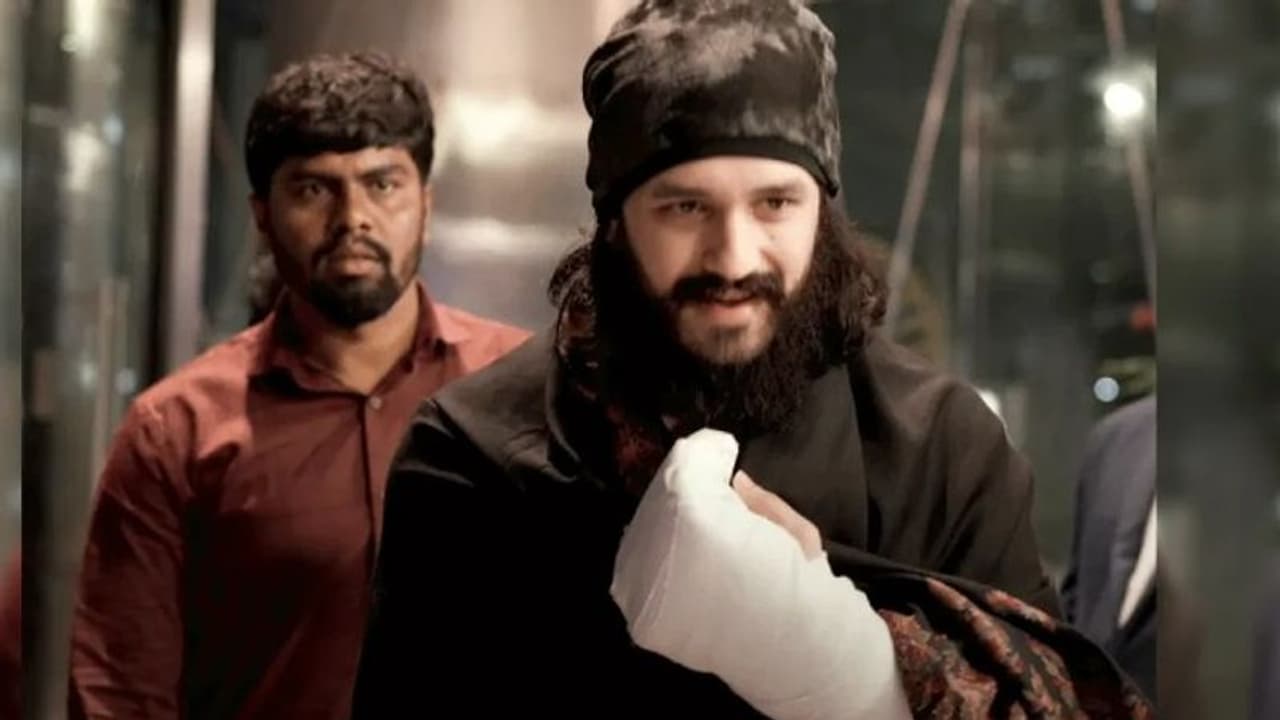 గాయపడ్డ అఖిల్.. చేతికి పెద్ద కట్టుతో అక్కినేని హీరో.. ఏమయ్యింది..? గాయపడ్డ అఖిల్.. చేతికి పెద్ద కట్టుతో అక్కినేని హీరో.. ఏమయ్యింది..?