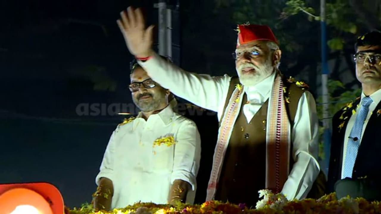 സുരേഷ് ഗോപിയുടെ മകളുടെ വിവാഹം: പ്രധാനമന്ത്രി നരേന്ദ്ര മോദി ഗുരുവായൂരിലേക്ക് പുറപ്പെട്ടു സുരേഷ് ഗോപിയുടെ മകളുടെ വിവാഹം: പ്രധാനമന്ത്രി നരേന്ദ്ര മോദി ഗുരുവായൂരിലേക്ക് പുറപ്പെട്ടു