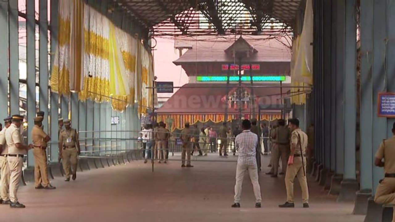 'കൃഷ്ണനാരായണ'നെ കൊണ്ടുവന്നില്ല, 'കൊമ്പൻ രാധാകൃഷ്ണൻ' ഭീതി സൃഷ്ടിച്ചു, ആനയില്ലാതെ ശീവേലി; പാപ്പാന് സസ്പെൻഷൻ 'കൃഷ്ണനാരായണ'നെ കൊണ്ടുവന്നില്ല, 'കൊമ്പൻ രാധാകൃഷ്ണൻ' ഭീതി സൃഷ്ടിച്ചു, ആനയില്ലാതെ ശീവേലി; പാപ്പാന് സസ്പെൻഷൻ