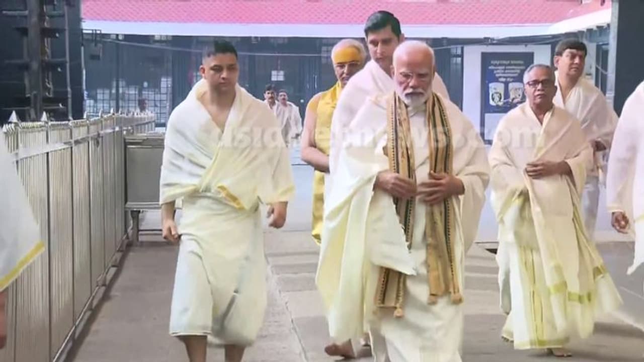 ஜம்முனு பட்டுவேட்டி கட்டி வந்து குருவாயூர் கோவிலில் சாமி தரிசனம் செய்த பிரதமர் மோடி..!