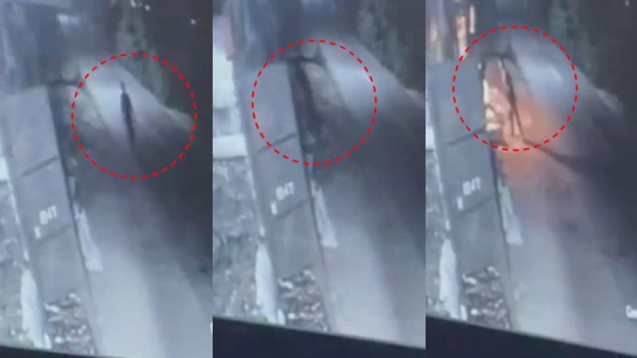 ഒരാൾ പതുങ്ങിയെത്തി, പിന്നാലെ തീപിടിത്തം; എടപ്പെട്ടിയിൽ ആക്രികടയ്ക്ക് തീവെച്ചയാളുടെ സിസിടിവി ദൃശ്യം പുറത്ത് ഒരാൾ പതുങ്ങിയെത്തി, പിന്നാലെ തീപിടിത്തം; എടപ്പെട്ടിയിൽ ആക്രികടയ്ക്ക് തീവെച്ചയാളുടെ സിസിടിവി ദൃശ്യം പുറത്ത്