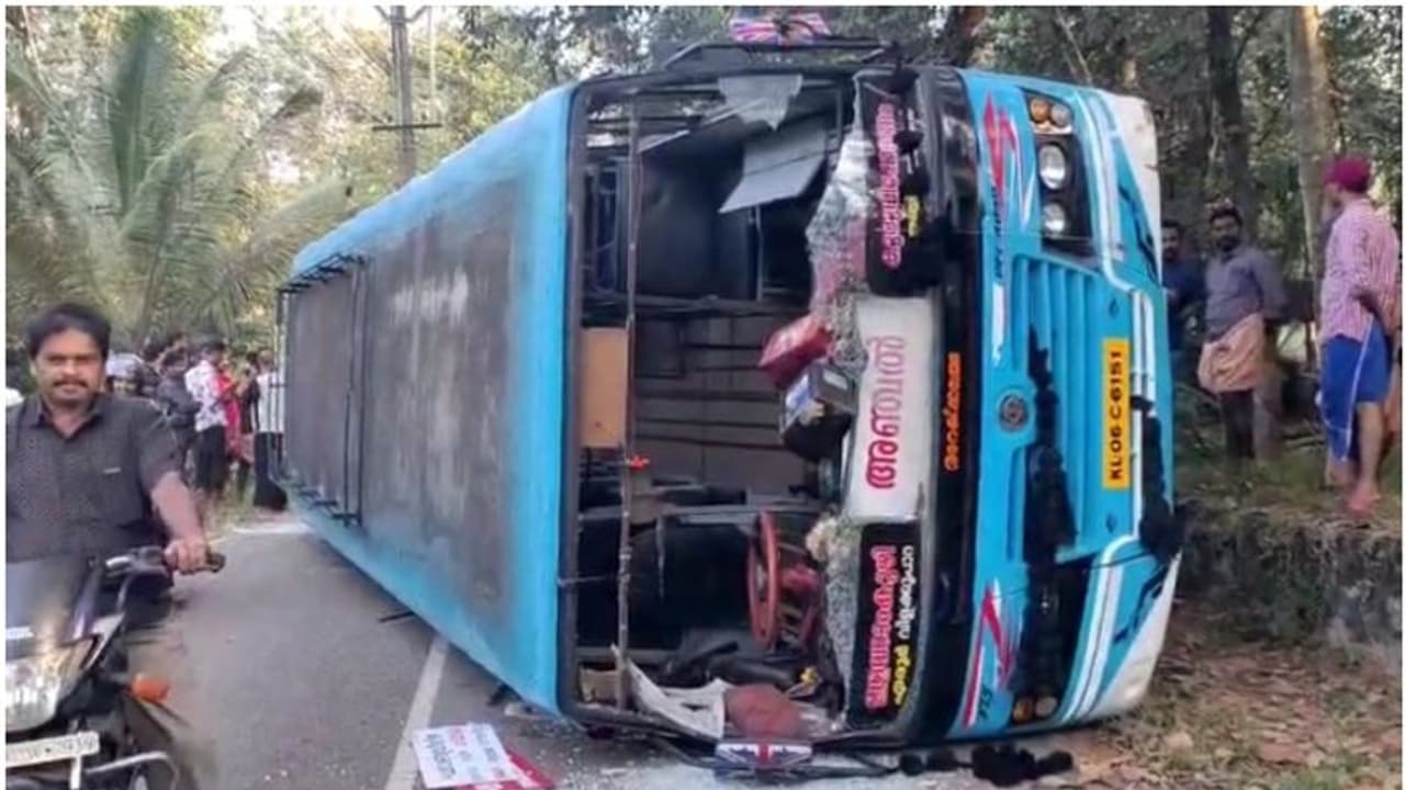 കൊല്ലത്ത് ബസ് നിയന്ത്രണം വിട്ട് മറിഞ്ഞു, നിരവധിപ്പേർക്ക് പരിക്ക്; ഇടുക്കിയിൽ കെഎസ്ആർടിസിയും അപകടത്തിൽപ്പെട്ടു കൊല്ലത്ത് ബസ് നിയന്ത്രണം വിട്ട് മറിഞ്ഞു, നിരവധിപ്പേർക്ക് പരിക്ക്; ഇടുക്കിയിൽ കെഎസ്ആർടിസിയും അപകടത്തിൽപ്പെട്ടു