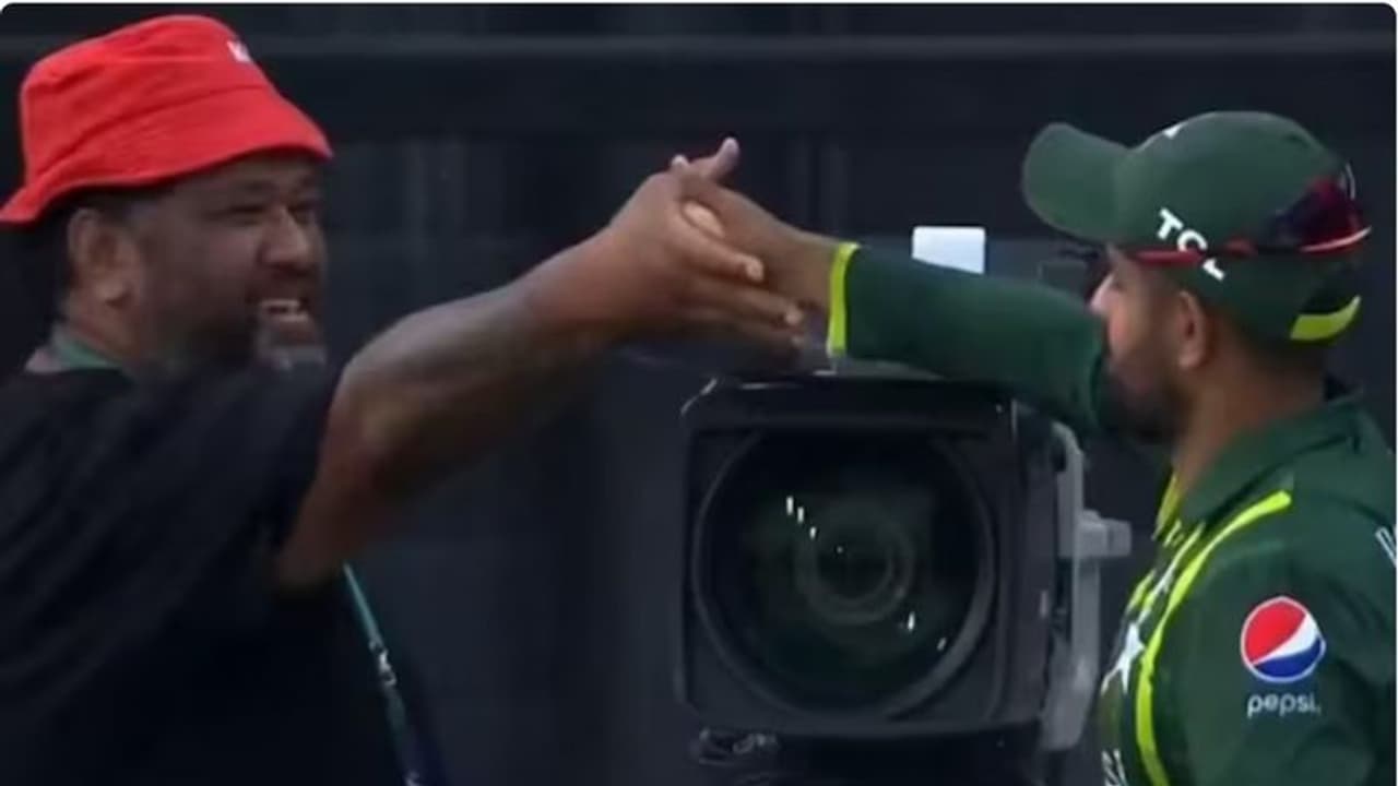 NZ vs PAK: Cameraman, who went viral after Mitchell's six and Babar's reaction in 2nd T20I, receives new gear NZ vs PAK: Cameraman, who went viral after Mitchell's six and Babar's reaction in 2nd T20I, receives new gear