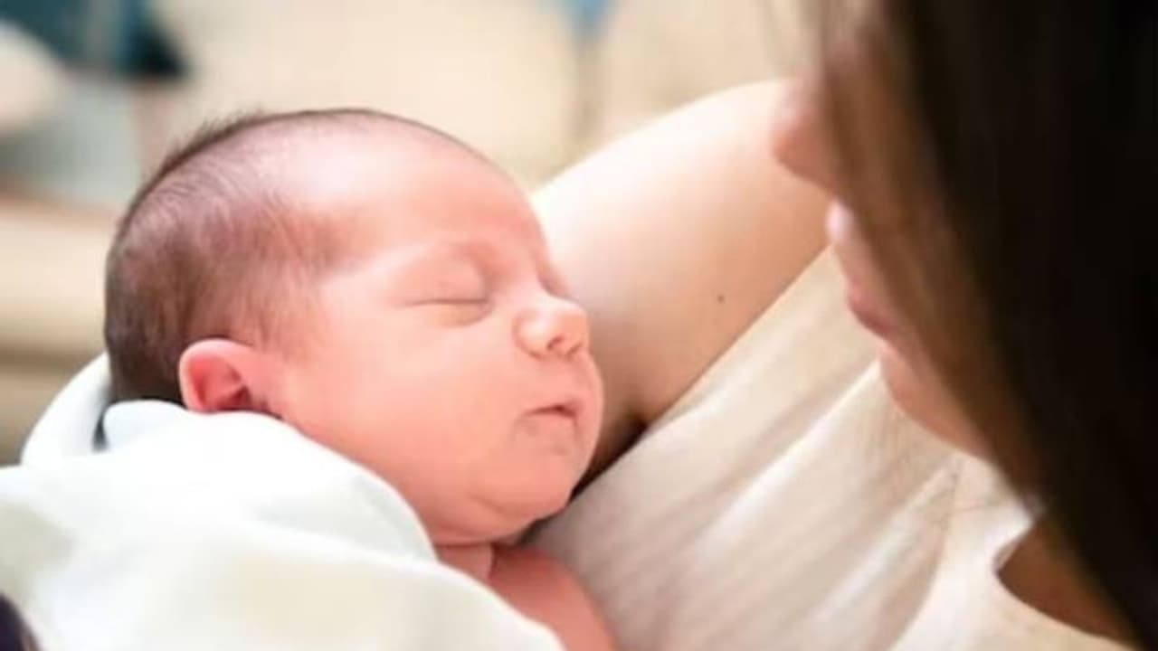 പാട്ടുംപാടി പ്രസവിച്ച് യുവതി, ഒന്നും രണ്ടുമല്ല പാടിയത് അഞ്ച് മണിക്കൂർ പാട്ടുംപാടി പ്രസവിച്ച് യുവതി, ഒന്നും രണ്ടുമല്ല പാടിയത് അഞ്ച് മണിക്കൂർ