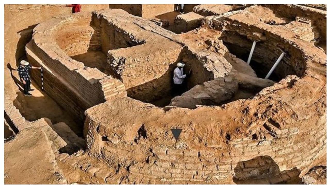 'ഇരുണ്ട യുഗം വെറുമൊരു മിത്ത്'; വഡ്നഗറില് 3,000 വര്ഷം പഴക്കമുള്ള പുരാതന ഇന്ത്യന് നഗരം കണ്ടെത്തി ! 'ഇരുണ്ട യുഗം വെറുമൊരു മിത്ത്'; വഡ്നഗറില് 3,000 വര്ഷം പഴക്കമുള്ള പുരാതന ഇന്ത്യന് നഗരം കണ്ടെത്തി !