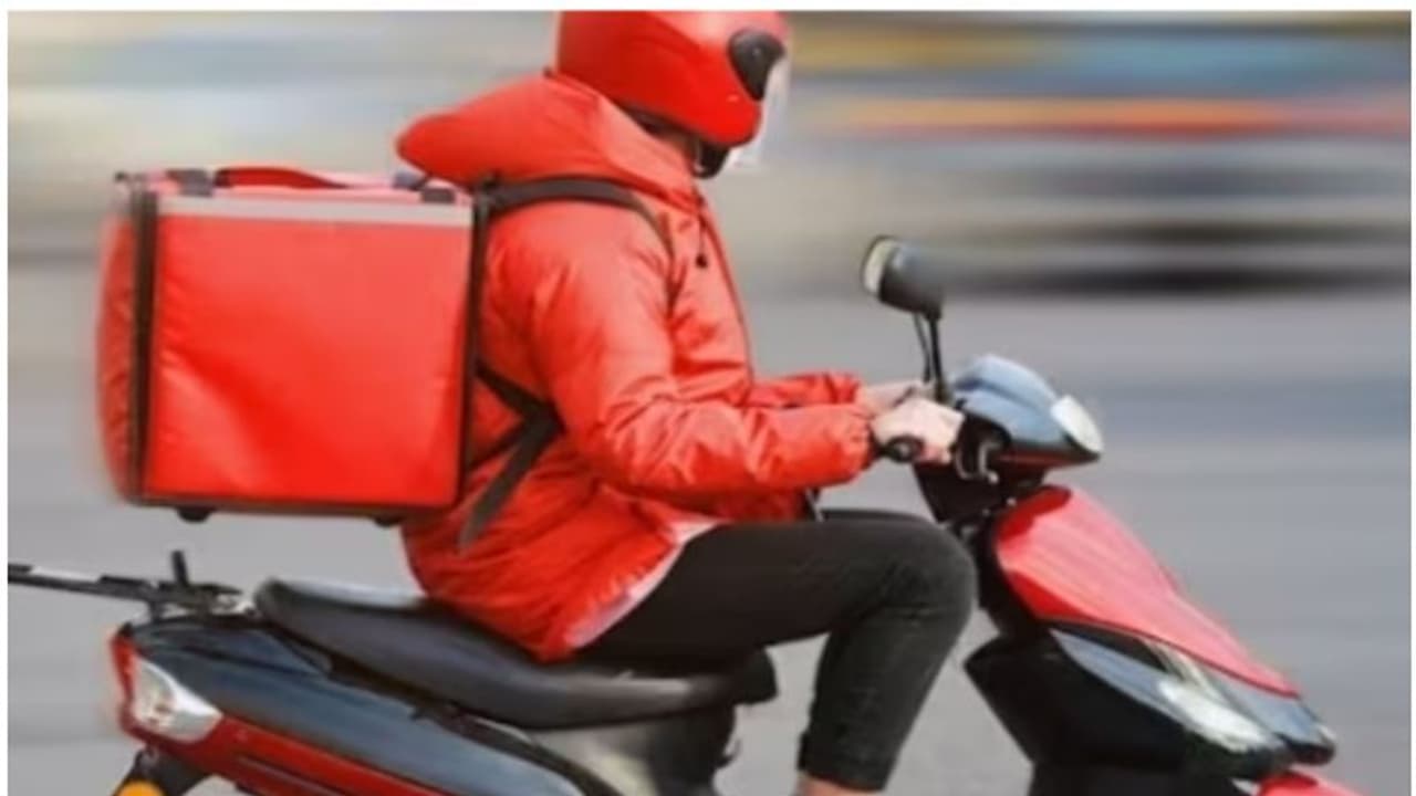 ഫുഡ് ഡെലിവറി ബോയിക്ക് അജ്ഞാതന്റെ വെടിയേറ്റു; ആരോഗ്യനില അതീവ ഗുരുതരം, അന്വേഷണം ആരംഭിച്ച് കുവൈത്ത് അധികൃതര് ഫുഡ് ഡെലിവറി ബോയിക്ക് അജ്ഞാതന്റെ വെടിയേറ്റു; ആരോഗ്യനില അതീവ ഗുരുതരം, അന്വേഷണം ആരംഭിച്ച് കുവൈത്ത് അധികൃതര്