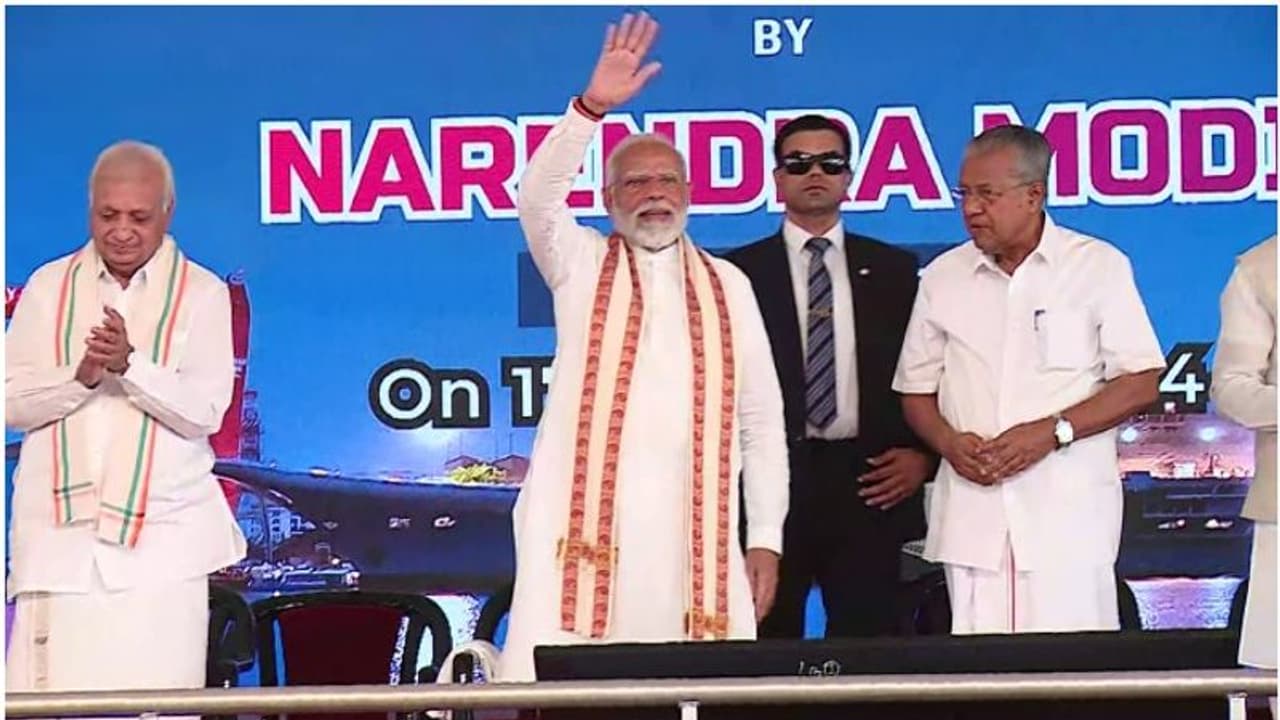 പ്രധാനമന്ത്രി കൊച്ചിൻ ഷിപ്പ് യാർഡിൽ; നാലായിരം കോടിയുടെ വികസന പദ്ധതികൾ നാടിന് സമർപ്പിച്ചു പ്രധാനമന്ത്രി കൊച്ചിൻ ഷിപ്പ് യാർഡിൽ; നാലായിരം കോടിയുടെ വികസന പദ്ധതികൾ നാടിന് സമർപ്പിച്ചു