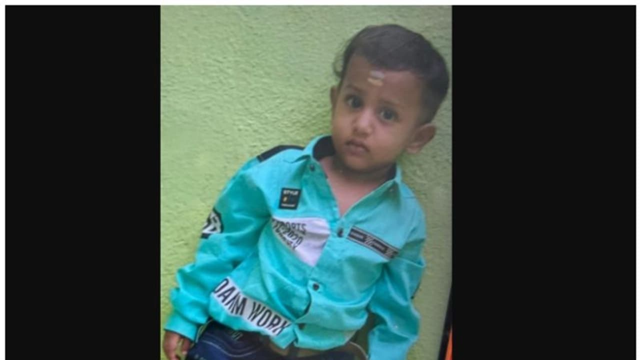 മുറ്റത്ത് കളിച്ചു കൊണ്ടിരിക്കവേ പുഴയിലേക്കിറങ്ങി; രണ്ടര വയസുകാരന് ഒഴുക്കില് പെട്ട് ദാരുണാന്ത്യം മുറ്റത്ത് കളിച്ചു കൊണ്ടിരിക്കവേ പുഴയിലേക്കിറങ്ങി; രണ്ടര വയസുകാരന് ഒഴുക്കില് പെട്ട് ദാരുണാന്ത്യം