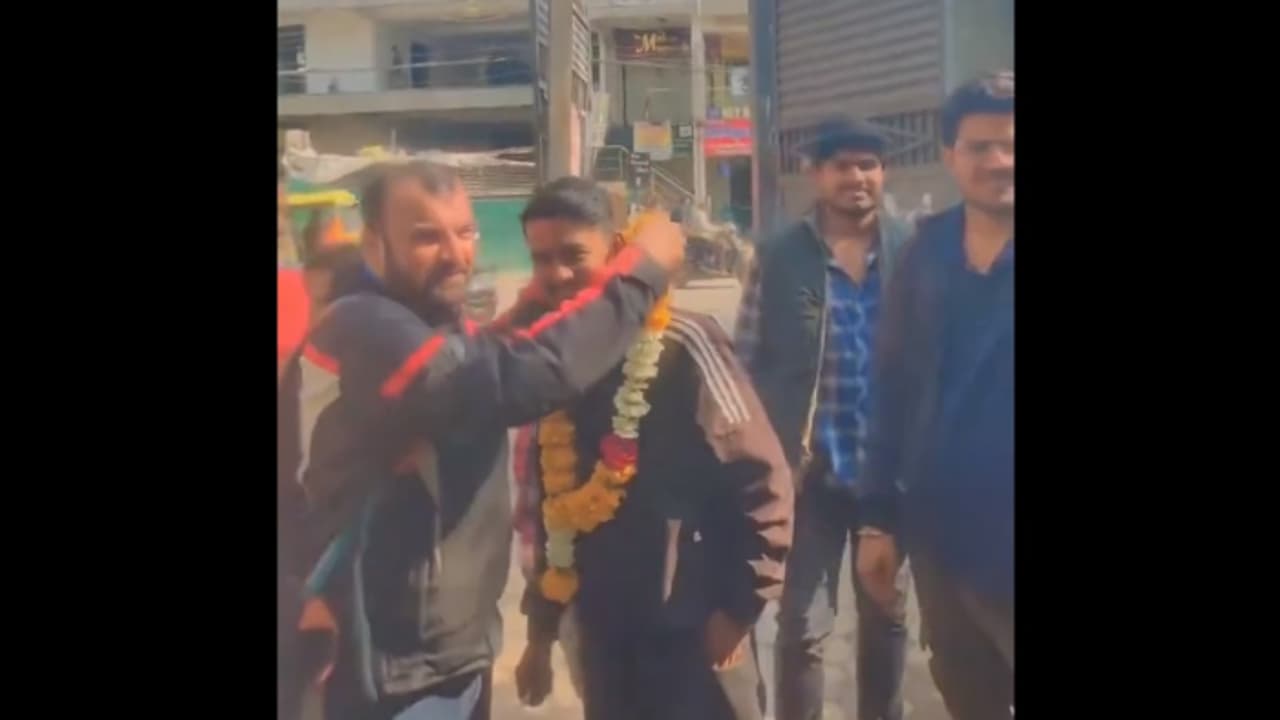 విరాట్ కోహ్లీ కౌగిలితో జైలుకు.. బ‌య‌ట‌కువ‌చ్చిన అభిమానికి ఘనస్వాగతం.. వైర‌ల్ వీడియో ! 