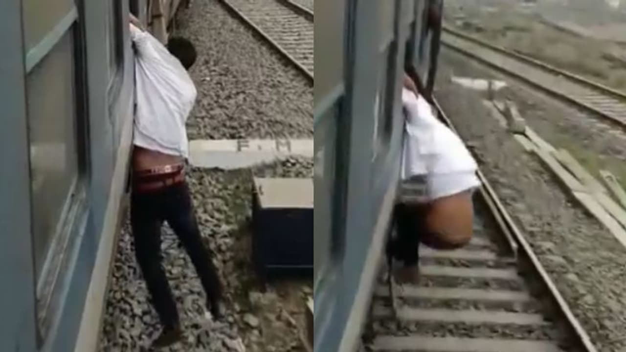 Bihar: మొబైల్ దొంగిలిస్తుండగా పట్టుకున్న ప్రయాణికులు.. ట్రైన్ కిటికీ నుంచి వేలాడిదీసిన వీడియో వైరల్ Bihar: మొబైల్ దొంగిలిస్తుండగా పట్టుకున్న ప్రయాణికులు.. ట్రైన్ కిటికీ నుంచి వేలాడిదీసిన వీడియో వైరల్