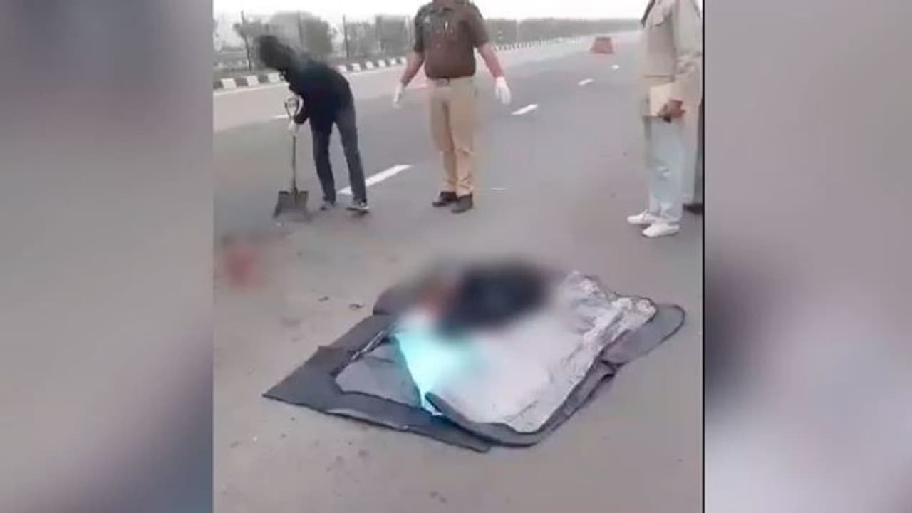 ಎಕ್ಸ್ಪ್ರೆಸ್ ಹೈವೇಯಲ್ಲಿ ಅಮಾನವೀಯ ಘಟನೆ: ಶವದ ಮೇಲೆ ಚಲಿಸಿದ ಸರಣಿ ವಾಹನಗಳು: ರಸ್ತೆಗಂಟಿದ ಮೃತದೇಹ ಎಕ್ಸ್ಪ್ರೆಸ್ ಹೈವೇಯಲ್ಲಿ ಅಮಾನವೀಯ ಘಟನೆ: ಶವದ ಮೇಲೆ ಚಲಿಸಿದ ಸರಣಿ ವಾಹನಗಳು: ರಸ್ತೆಗಂಟಿದ ಮೃತದೇಹ