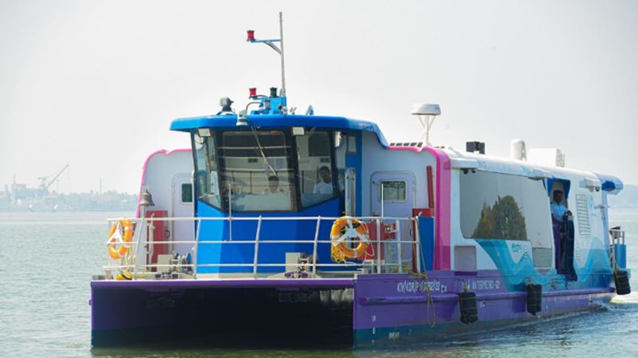 ഒരു വർഷം, 19,72,247 യാത്രക്കാർ; ഒന്നാം പിറന്നാളിൽ പുതിയ ഉയരങ്ങളിലേക്ക് വാട്ടർ മെട്രോ, കേരളത്തിന് അഭിമാനം ഒരു വർഷം, 19,72,247 യാത്രക്കാർ; ഒന്നാം പിറന്നാളിൽ പുതിയ ഉയരങ്ങളിലേക്ക് വാട്ടർ മെട്രോ, കേരളത്തിന് അഭിമാനം