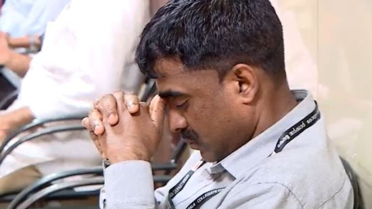 വിദ്യാര്ത്ഥി അധ്യാപകനെ തല്ലിയത് ഹാജര് നൽകിയില്ലെന്ന് പറഞ്ഞ്, ആര്ട്സ് ഫെസ്റ്റിവെൽ മാറ്റിവച്ച് യൂണിയൻ വിദ്യാര്ത്ഥി അധ്യാപകനെ തല്ലിയത് ഹാജര് നൽകിയില്ലെന്ന് പറഞ്ഞ്, ആര്ട്സ് ഫെസ്റ്റിവെൽ മാറ്റിവച്ച് യൂണിയൻ