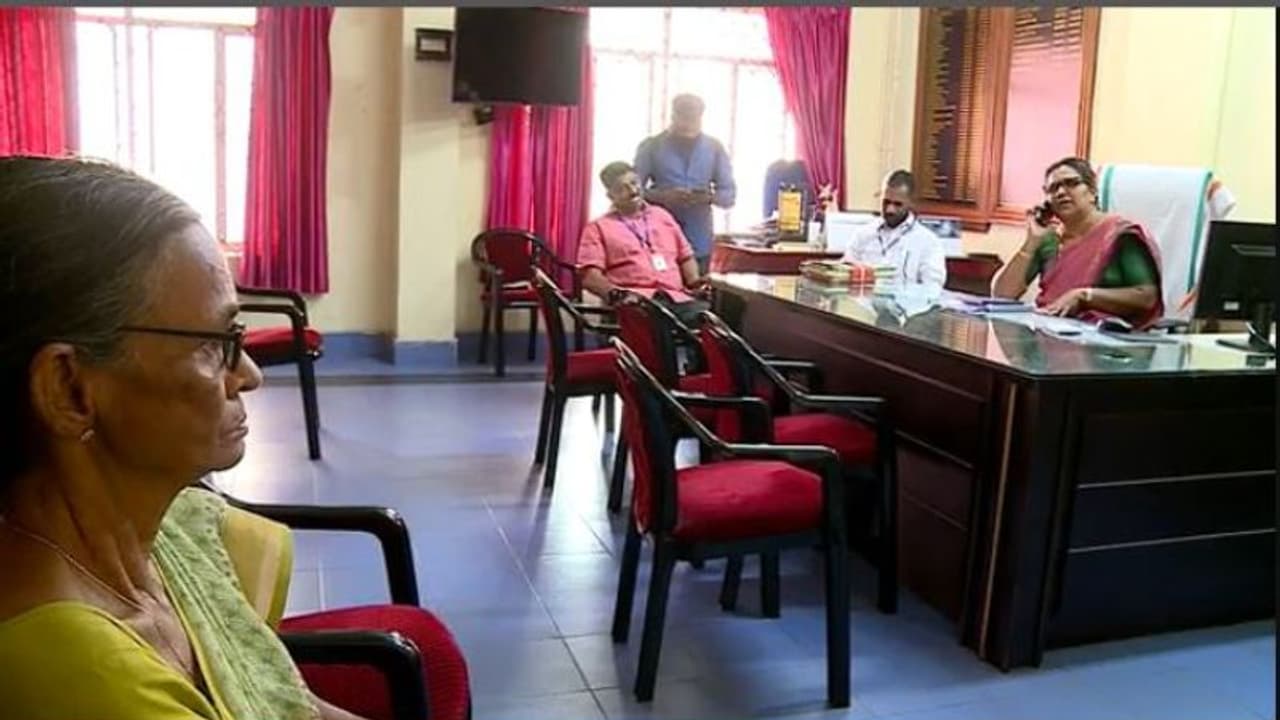 അവകാശമാണ് സാറേ, 40 കൊല്ലമായി നടക്കുന്നു! നവകേരള സദസും തുണച്ചില്ല, 75കാരിയുടെ സമരം താലൂക്ക് ഓഫീസിന് മുന്നിൽ അവകാശമാണ് സാറേ, 40 കൊല്ലമായി നടക്കുന്നു! നവകേരള സദസും തുണച്ചില്ല, 75കാരിയുടെ സമരം താലൂക്ക് ഓഫീസിന് മുന്നിൽ