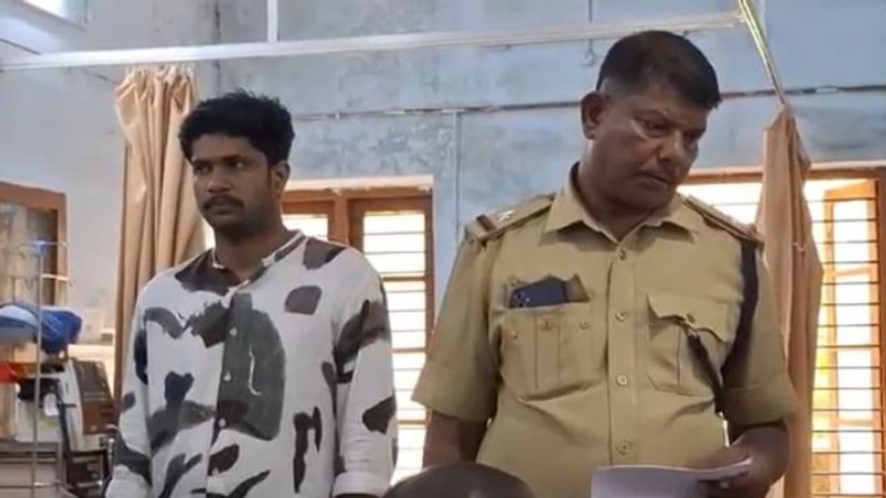 എറണാകുളത്ത് യുവതിക്ക് നേരെ നഗ്നതാപ്രദര്ശനം; പ്രതി പിടിയിൽ എറണാകുളത്ത് യുവതിക്ക് നേരെ നഗ്നതാപ്രദര്ശനം; പ്രതി പിടിയിൽ