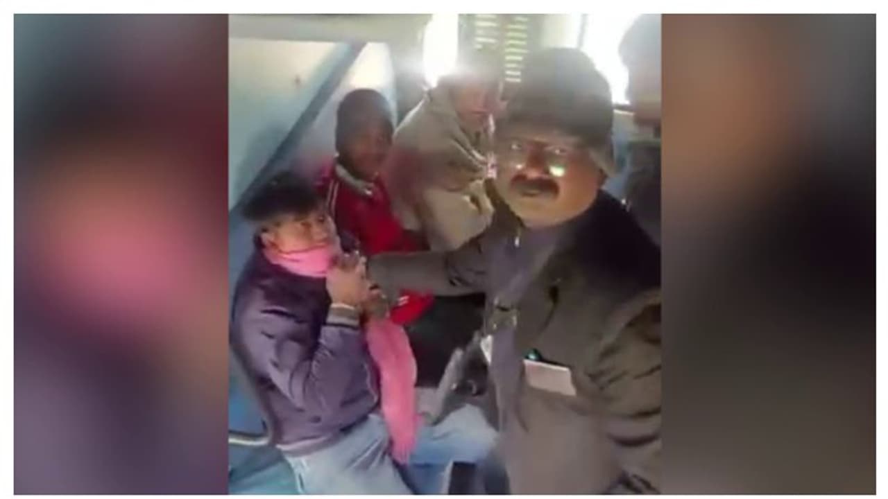 ട്രെയിനിനകത്ത് യാത്രക്കാരന് ക്രൂരമർദനം; ടിടിഇയ്ക്ക് സസ്പെൻഷൻ ട്രെയിനിനകത്ത് യാത്രക്കാരന് ക്രൂരമർദനം; ടിടിഇയ്ക്ക് സസ്പെൻഷൻ