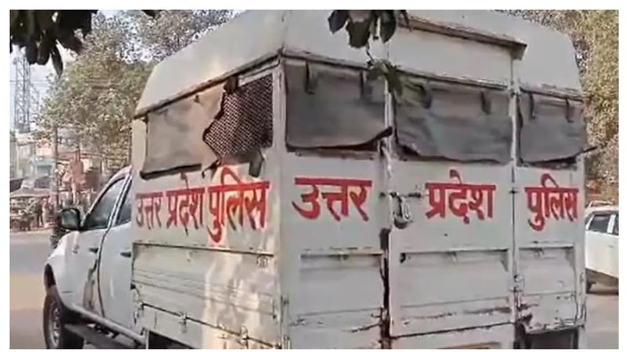 ಪೊಲೀಸರಿಗೆ ಚಳ್ಳೆಹಣ್ಣು ತಿನ್ನಿಸಿ ಸ್ಕೂಟಿಯಲ್ಲಿ ಕೈದಿಯನ್ನು ಕರೆದೊಯ್ದ ಪತ್ನಿ! ಪೊಲೀಸರಿಗೆ ಚಳ್ಳೆಹಣ್ಣು ತಿನ್ನಿಸಿ ಸ್ಕೂಟಿಯಲ್ಲಿ ಕೈದಿಯನ್ನು ಕರೆದೊಯ್ದ ಪತ್ನಿ!