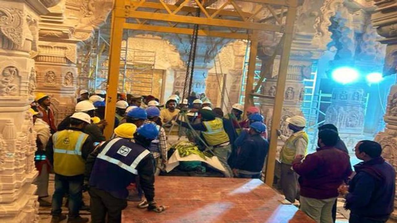 Ayodhya Ram Mandir : అయోధ్యలో ముగిసిన కీలక ఘట్టం.. గర్భగుడిలో రామ్ లల్లా విగ్రహ ప్రతిష్ట Ayodhya Ram Mandir : అయోధ్యలో ముగిసిన కీలక ఘట్టం.. గర్భగుడిలో రామ్ లల్లా విగ్రహ ప్రతిష్ట