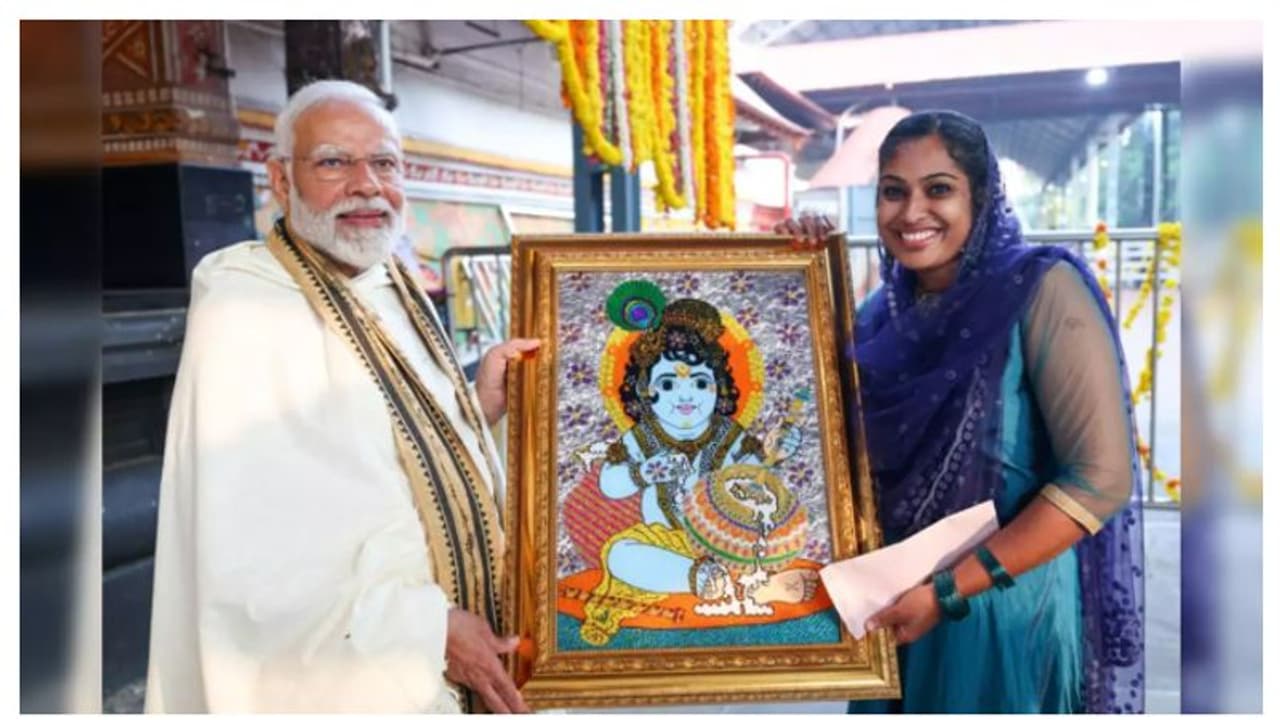 മോദിക്ക് ഗുരുവായൂരിൽ ഉണ്ണിക്കണ്ണന്റെ പെയിന്റിങ് സമ്മാനിച്ച് മലയാളി യുവതി, ഭക്തിയുടെ അടയാളമെന്ന് മോദി മോദിക്ക് ഗുരുവായൂരിൽ ഉണ്ണിക്കണ്ണന്റെ പെയിന്റിങ് സമ്മാനിച്ച് മലയാളി യുവതി, ഭക്തിയുടെ അടയാളമെന്ന് മോദി