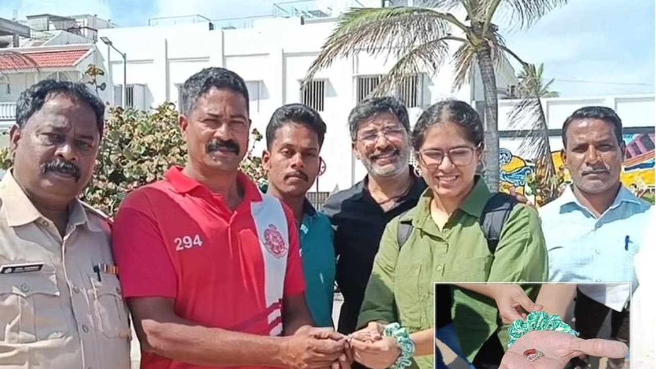 புதுவை கடற்கரையில் வைர மோதிரத்தை தொலைத்த மாணவி; 5 மணி நேரம் போராடி மீட்ட தீயணைப்பு வீரர்கள் புதுவை கடற்கரையில் வைர மோதிரத்தை தொலைத்த மாணவி; 5 மணி நேரம் போராடி மீட்ட தீயணைப்பு வீரர்கள்