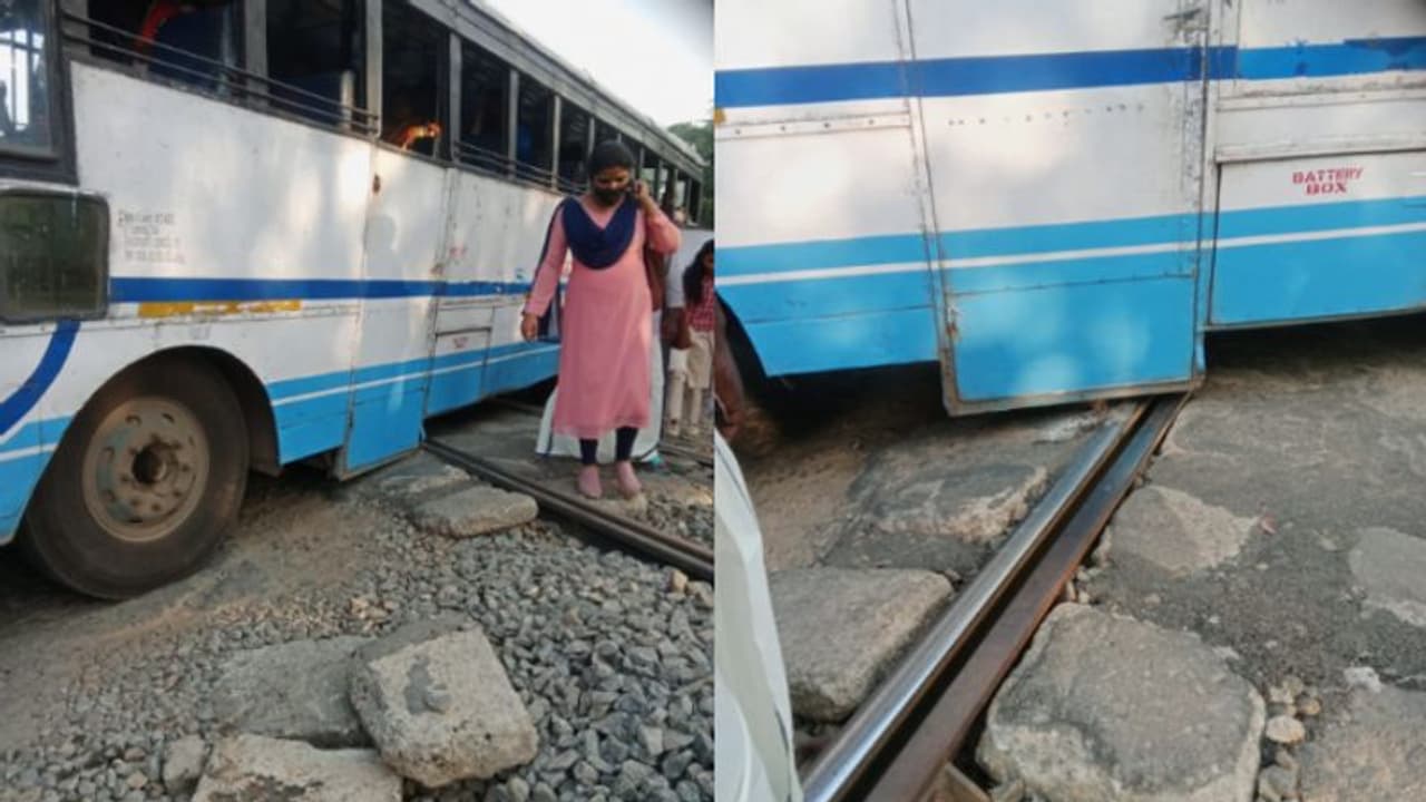 കെഎസ്ആർടിസി ബസ് പാളത്തിൽ കുടുങ്ങി, ട്രെയിൻ കുതിച്ചെത്തുന്നതിന് തൊട്ടുമുമ്പെ തള്ളി നീക്കി, ഒഴിവായത് വൻദുരന്തം കെഎസ്ആർടിസി ബസ് പാളത്തിൽ കുടുങ്ങി, ട്രെയിൻ കുതിച്ചെത്തുന്നതിന് തൊട്ടുമുമ്പെ തള്ളി നീക്കി, ഒഴിവായത് വൻദുരന്തം